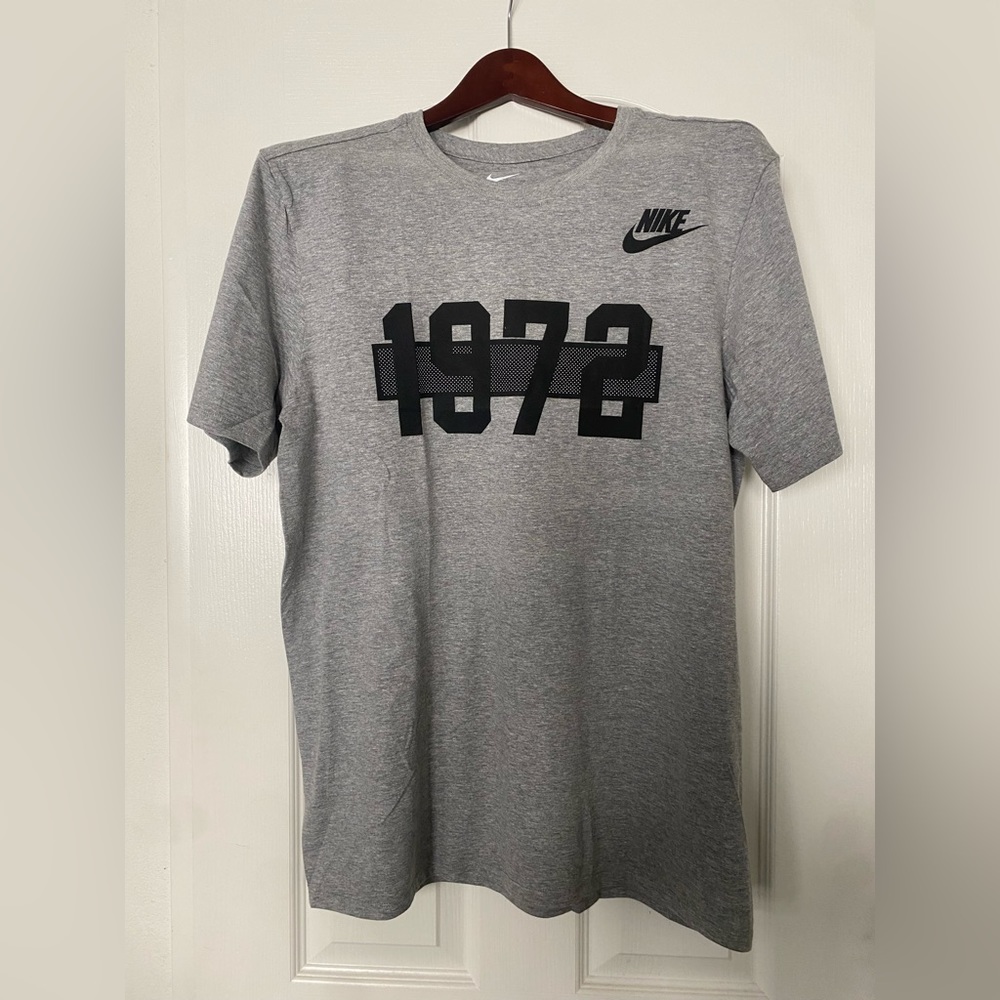 Gray, Large, Nike short sleeve shirt.